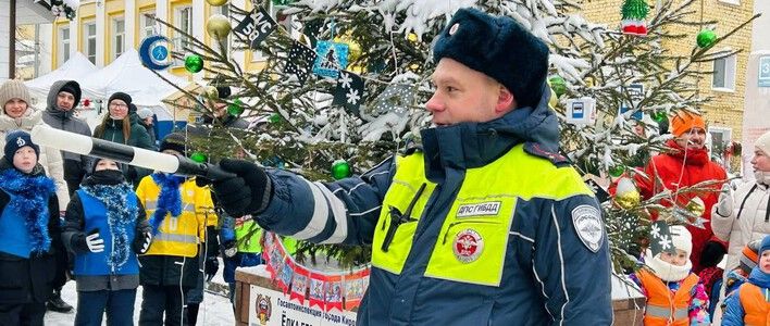  В Кирове на пешеходной Спасской открылась ёлка безопасности дорожного движения